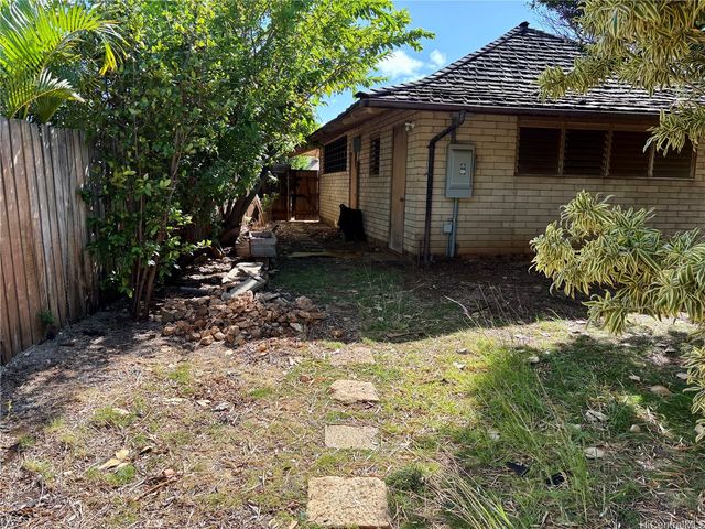 633 Hakaka Place, Honolulu, HI 96816
