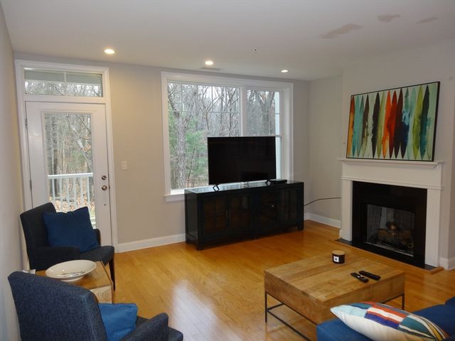 2 Inwood Dr 1005, Woburn, MA 01801