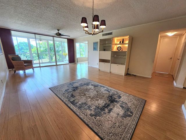 3151 S PALM AIRE Drive 301, Pompano Beach, FL 33069