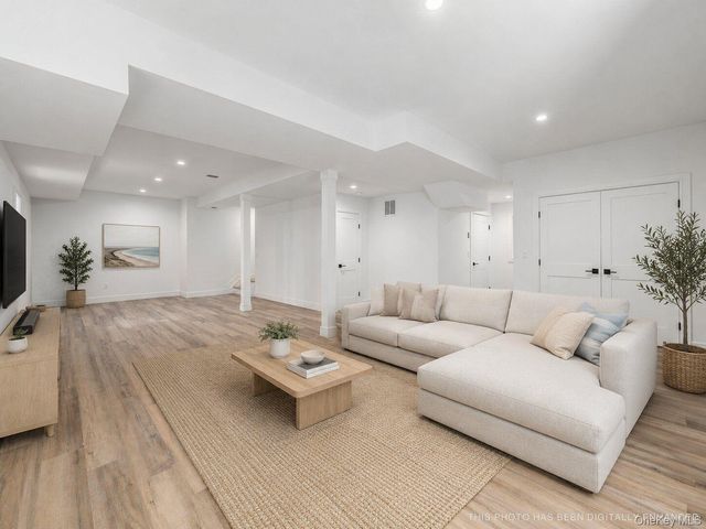 405 S Oakwood Drive, Laurel, NY 11948