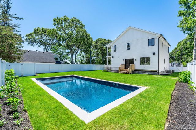 405 S Oakwood Drive, Laurel, NY 11948