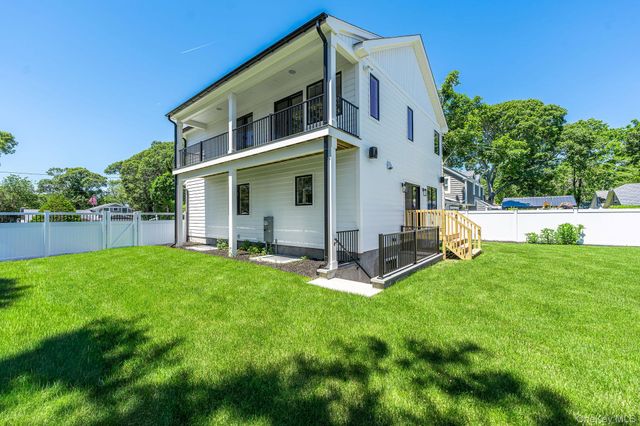 405 S Oakwood Drive, Laurel, NY 11948