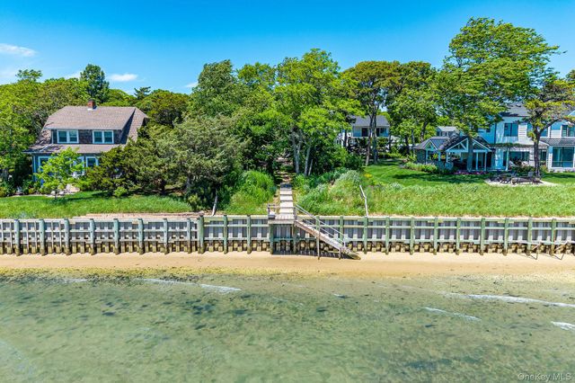 405 S Oakwood Drive, Laurel, NY 11948