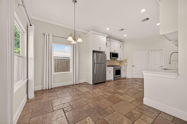 2211 Silverbonnet Street, Houston, TX 77055