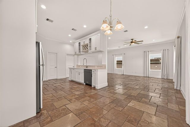 2211 Silverbonnet Street, Houston, TX 77055