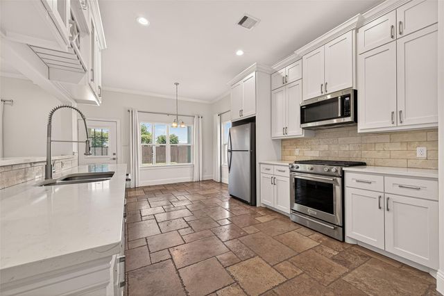2211 Silverbonnet Street, Houston, TX 77055