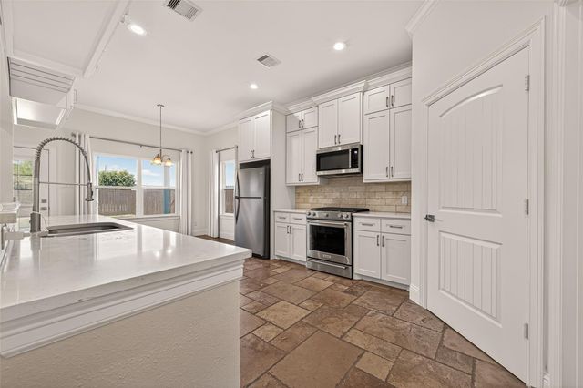 2211 Silverbonnet Street, Houston, TX 77055
