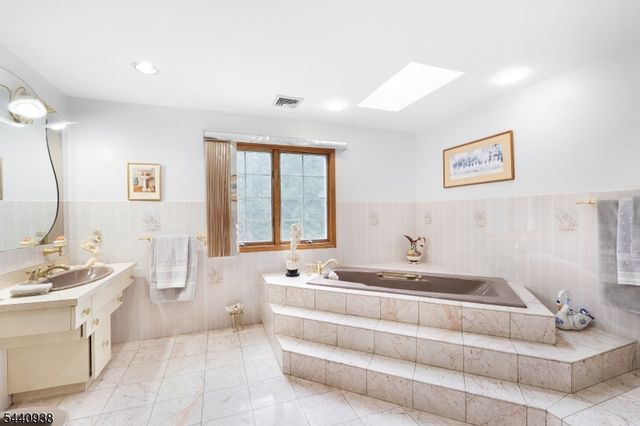 10 Loriann Rd, Warren Twp., NJ 07059