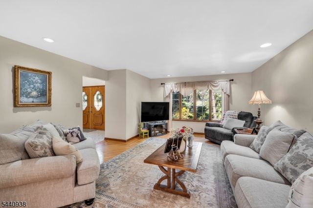 10 Loriann Rd, Warren Twp., NJ 07059
