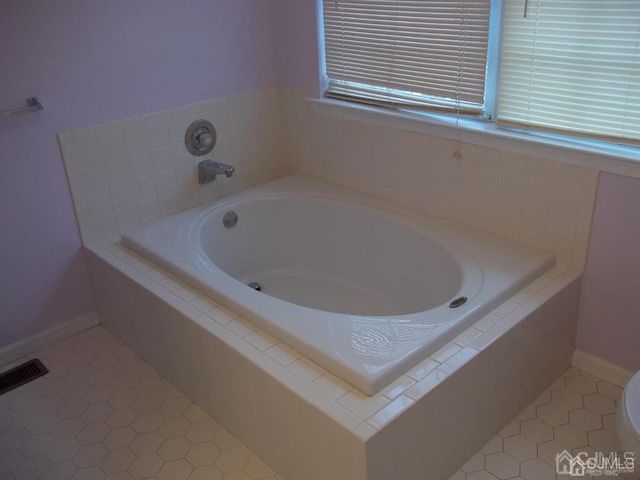 265 Shady Oak Court, Piscataway, NJ 08854