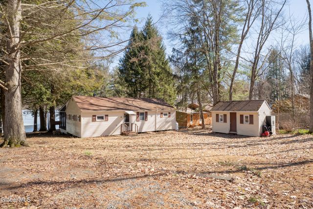 14 Bullis Priv Road, Edinburg, NY 12134