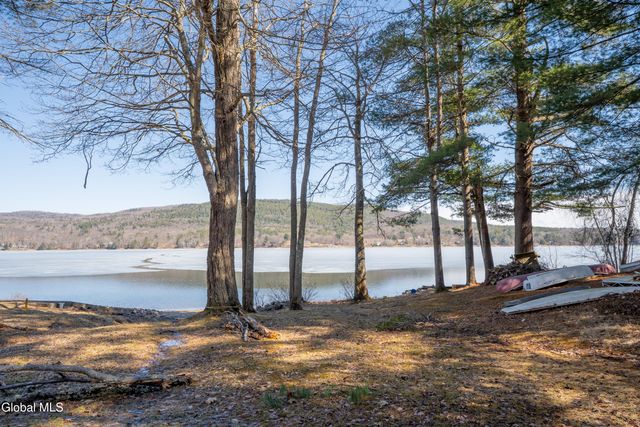 14 Bullis Priv Road, Edinburg, NY 12134