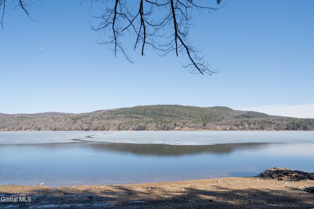 14 Bullis Priv Road, Edinburg, NY 12134