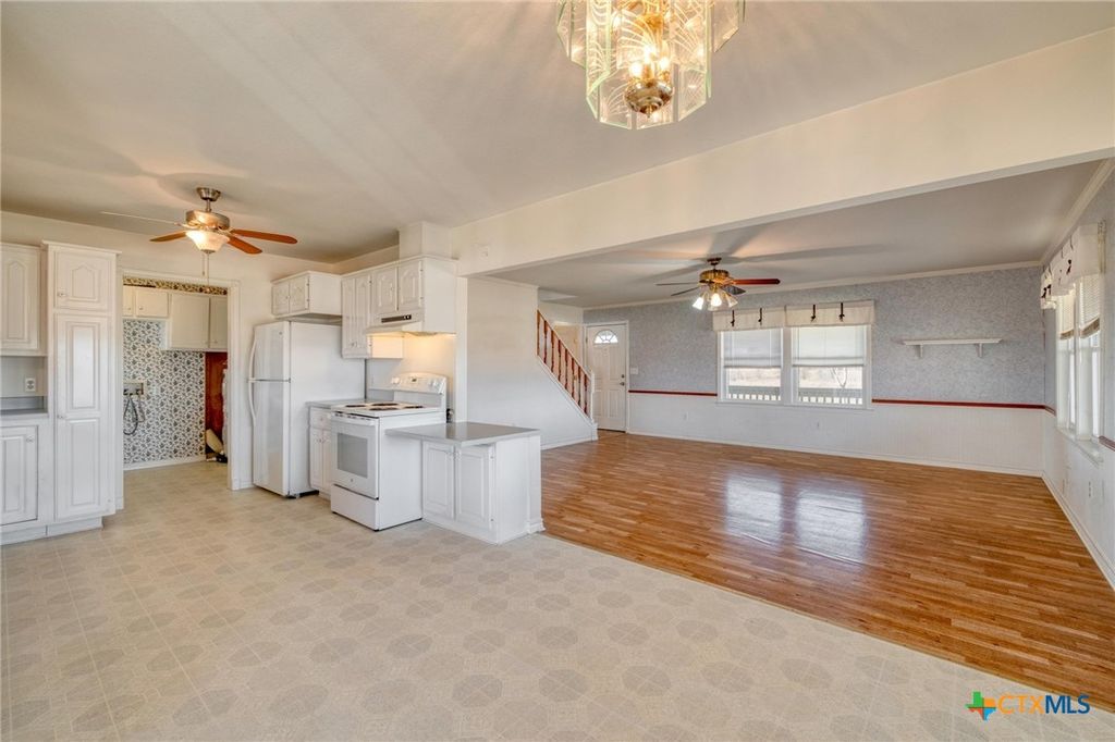 Image 13 of property listing at 829 State Highway 21, Cedar Creek, TX 78612