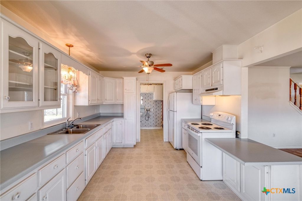 Image 9 of property listing at 829 State Highway 21, Cedar Creek, TX 78612