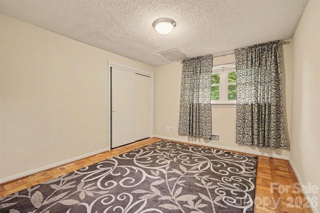 126 21st Avenue NW, Hickory, NC 28601