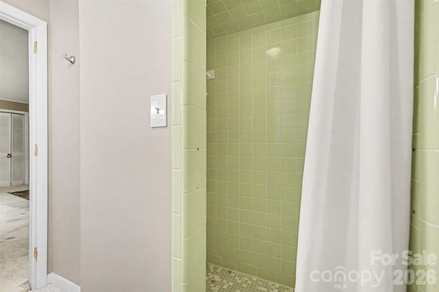 126 21st Avenue NW, Hickory, NC 28601