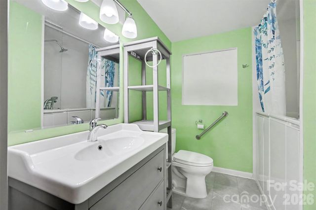 126 21st Avenue NW, Hickory, NC 28601