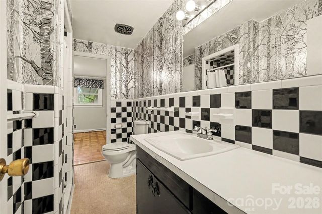 126 21st Avenue NW, Hickory, NC 28601