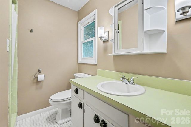 126 21st Avenue NW, Hickory, NC 28601