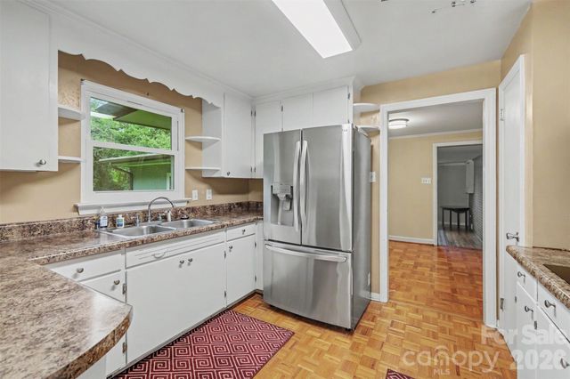 126 21st Avenue NW, Hickory, NC 28601
