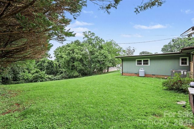 126 21st Avenue NW, Hickory, NC 28601
