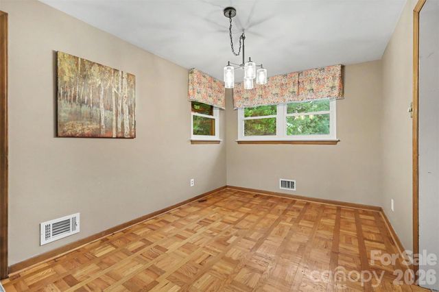 126 21st Avenue NW, Hickory, NC 28601