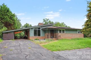 126 21st Avenue NW, Hickory, NC 28601