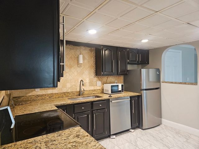 10 Shadowbrook Lane 19, Milford, MA 01757