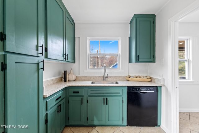 107 W Newcomb Rd, Oak Ridge, TN 37830