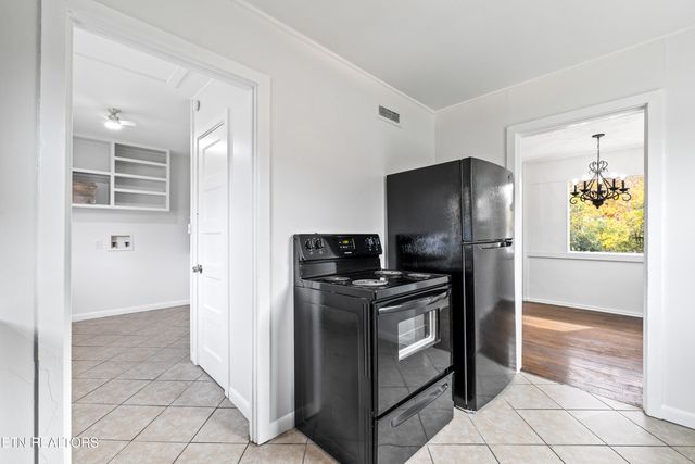 107 W Newcomb Rd, Oak Ridge, TN 37830