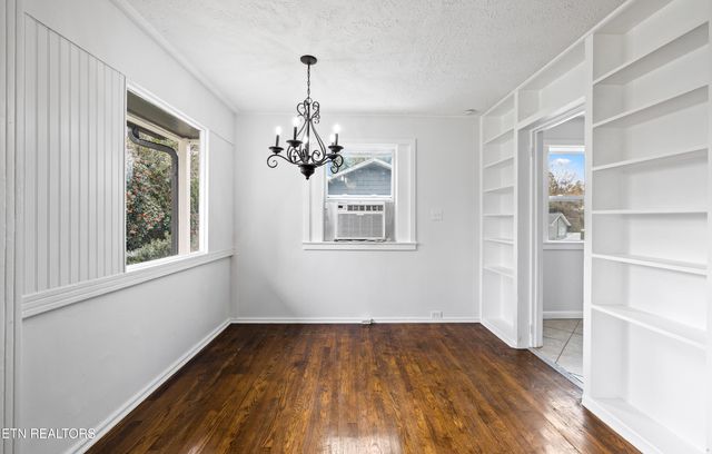 107 W Newcomb Rd, Oak Ridge, TN 37830