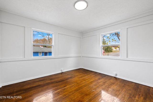 107 W Newcomb Rd, Oak Ridge, TN 37830