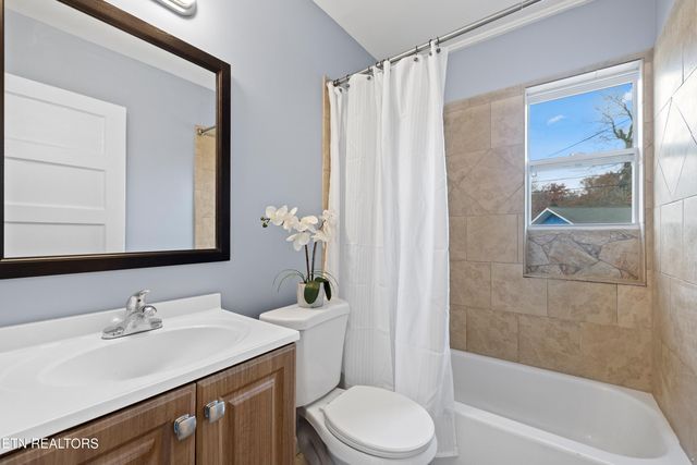 107 W Newcomb Rd, Oak Ridge, TN 37830