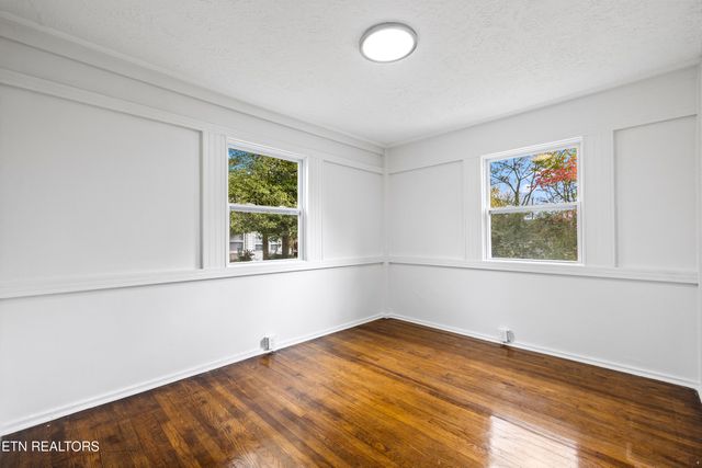 107 W Newcomb Rd, Oak Ridge, TN 37830