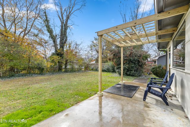 107 W Newcomb Rd, Oak Ridge, TN 37830