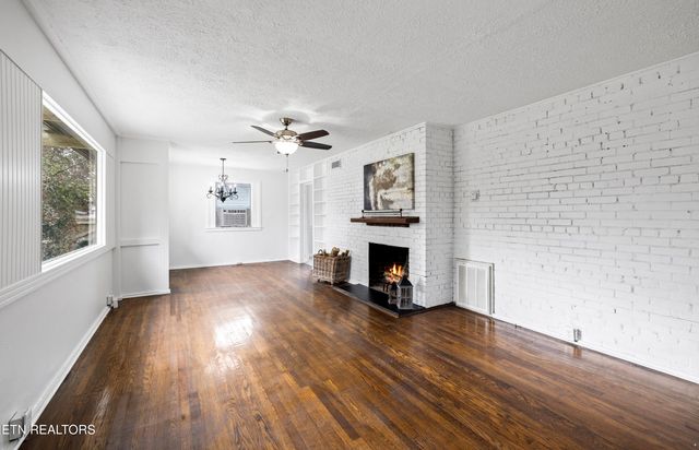 107 W Newcomb Rd, Oak Ridge, TN 37830