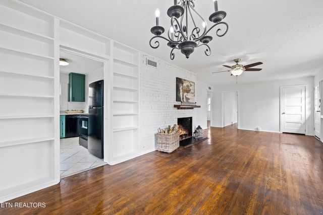 107 W Newcomb Rd, Oak Ridge, TN 37830