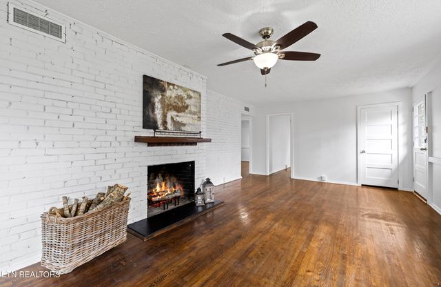 107 W Newcomb Rd, Oak Ridge, TN 37830