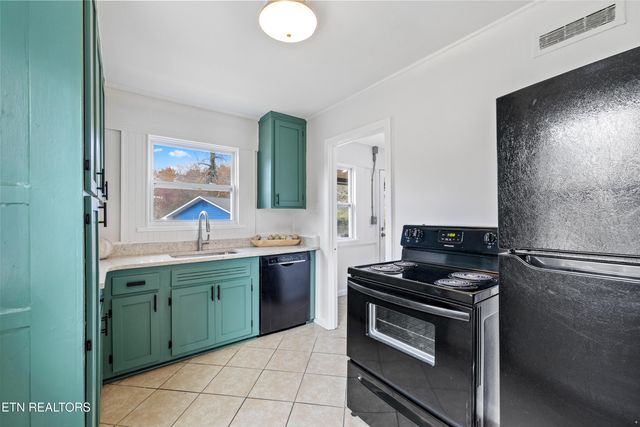 107 W Newcomb Rd, Oak Ridge, TN 37830