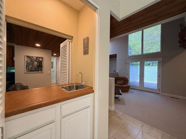 917 E 1264 Road, Lawrence, KS 66047