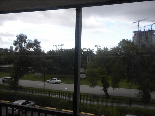 16950 W Dixie Highway 334, North Miami Beach, FL 33160