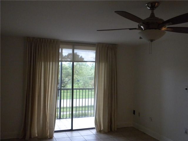 16950 W Dixie Highway 334, North Miami Beach, FL 33160