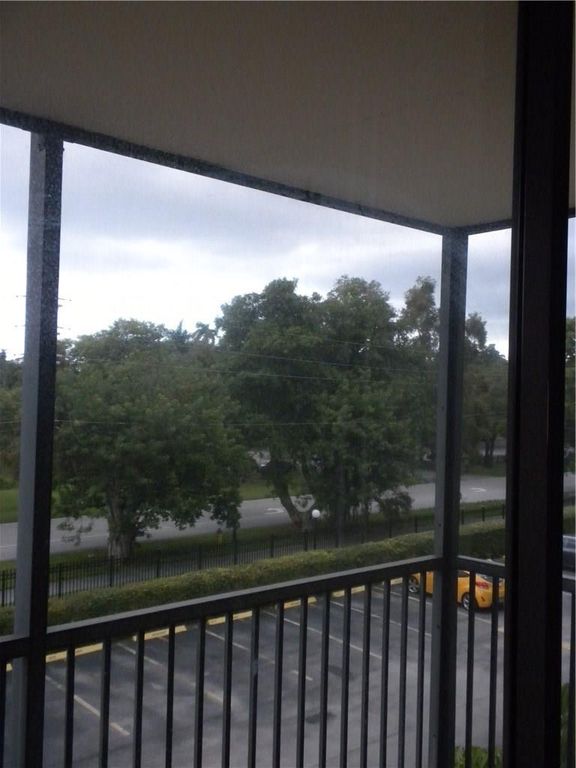 16950 W Dixie Highway 334, North Miami Beach, FL 33160