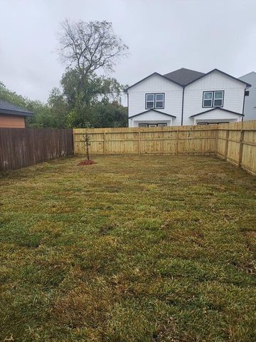 832 Elkhart Street C, Houston, TX 77091