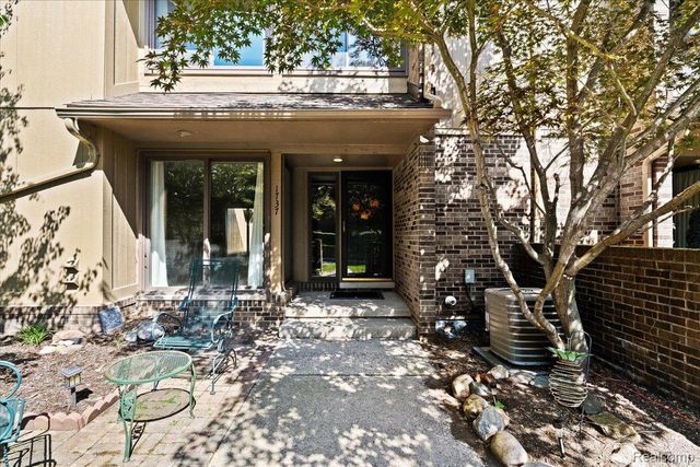 1737 S Hill Blvd Boulevard E, Bloomfield Hills, MI 48304