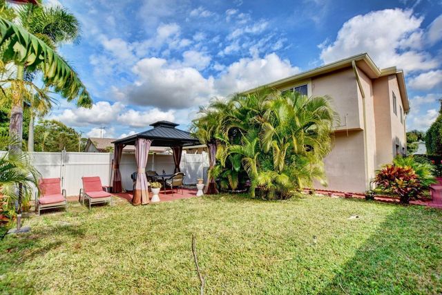 1371 Woodcrest Road W, West Palm Beach, FL 33417