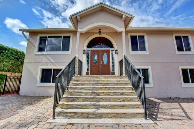 1371 Woodcrest Road W, West Palm Beach, FL 33417