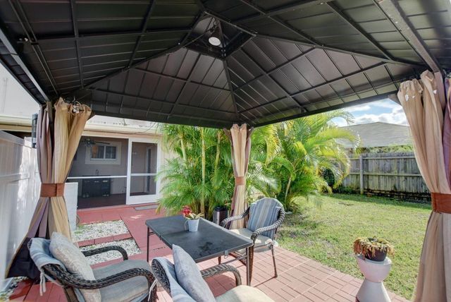 1371 Woodcrest Road W, West Palm Beach, FL 33417
