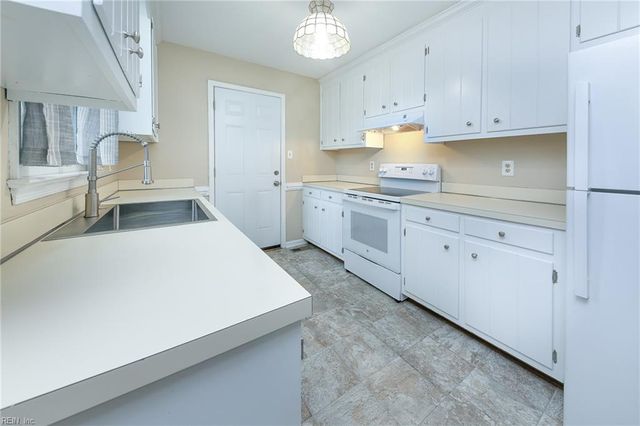 973 Banks LN, Newport News, VA 23608